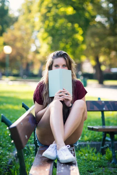 Молода Жінка Книгою Сидить Лавці Парку Фільтроване Зображення — стокове фото