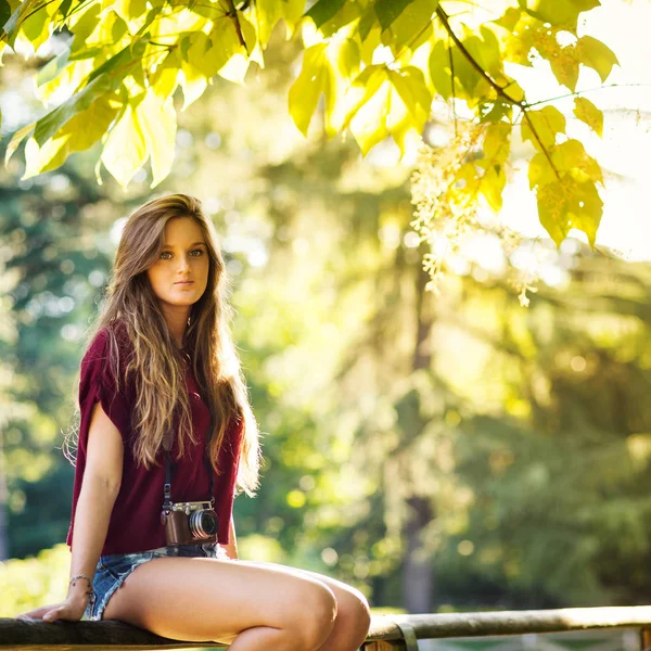 年轻女子的肖像与老式相机在公园户外 — 图库照片