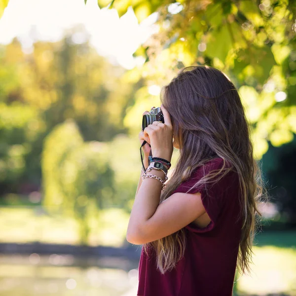 年轻女子的肖像与老式相机在公园户外 — 图库照片