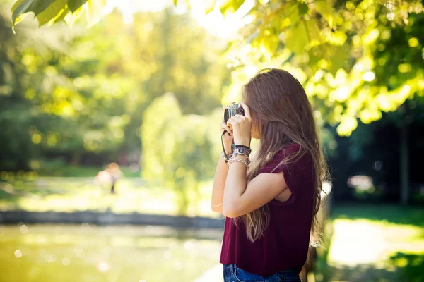 Portret Van Jonge Vrouw Met Vintage Camera Buitenshuis Een Park — Stockfoto