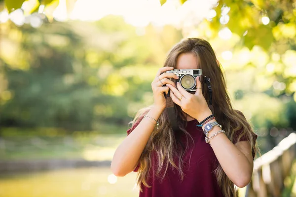 Portret Van Jonge Vrouw Met Vintage Camera Buitenshuis Een Park — Stockfoto