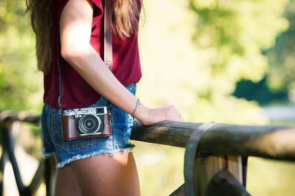 Mladá Žena Detaily Kameře Venku Parku — Stock fotografie