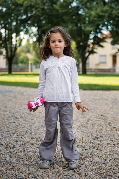 Portret Młodej Dziewczyny Kompaktowym Aparatem Cyfrowym Zewnątrz — Zdjęcie stockowe