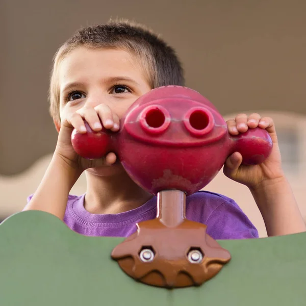 Jonge Jongen Portret Met Verrekijker Een Speeltuin Buiten — Stockfoto