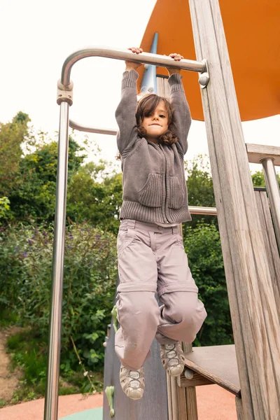 Jong Meisje Opknoping Een Speeltuin Buiten — Stockfoto