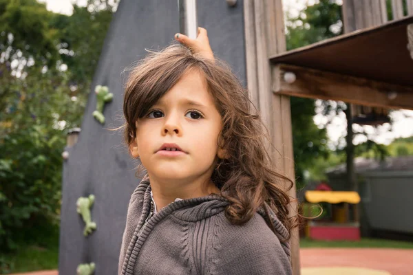 Jovem Menina Fechar Retrato Parque Infantil Livre — Fotografia de Stock