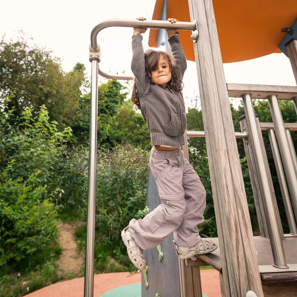 Junges Mädchen Hängt Sich Auf Spielplatz Freien Auf — Stockfoto