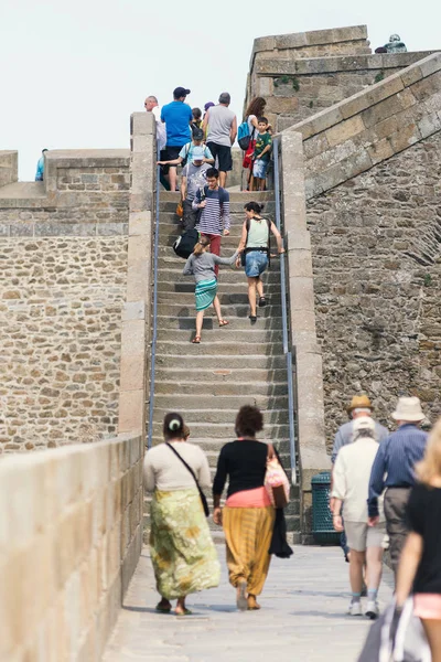 Saint Malo France Août 2014 Des Gens Marchent Sur Les — Photo