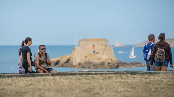 フランス 2014 は都市の壁の上を歩きます Malo はイギリス海峡にフランス北西部のブルターニュの城壁に囲まれた港町です — ストック写真