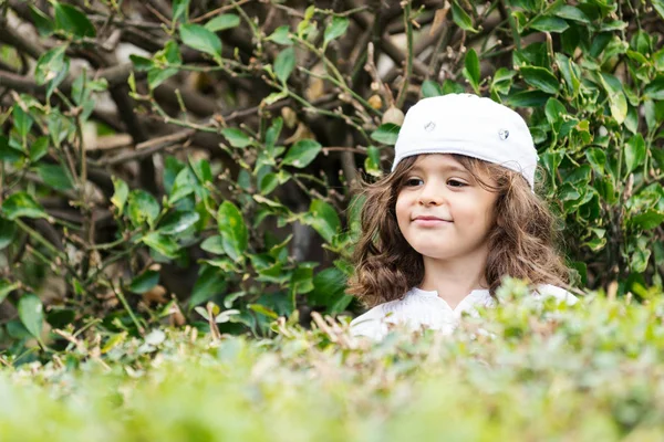 Kleines Mädchen Lächelt Porträt Park — Stockfoto