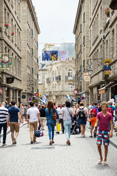 Saint Malo Francja Sierpnia 2014 Ludzie Chodzą Obrębie Miasta Saint — Zdjęcie stockowe