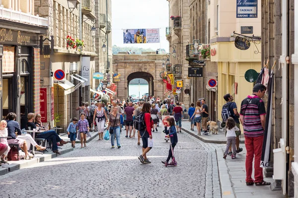Saint Malo Frankreich August 2014 Menschen Gehen Durch Die Stadt — Stockfoto