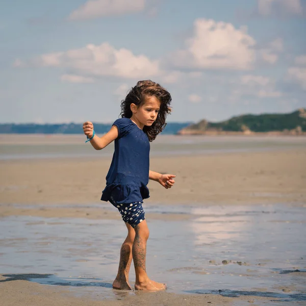Mladá Dívka Kráčí Pláži Před Mont Saint Michel Starobylé Vesnice — Stock fotografie