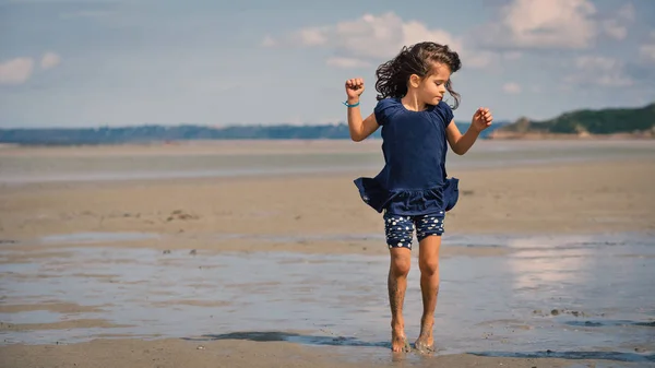 Fiatal Lány Szórakozás Strandon Előtt Mont Saint Michel Ősi Faluban — Stock Fotó