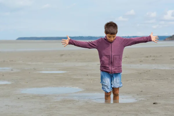 Ung Unge Kul Med Kvicksand Stranden Framför Mont Saint Michel — Stockfoto