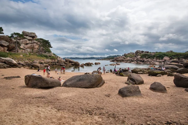 Ploumanach Frankrijk Augustus 2014 Toeristen Die Het Strand Van Ploumanach — Stockfoto