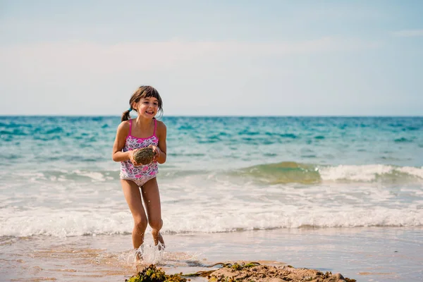 Jong Meisje Het Strand Portret Holding Rock — Stockfoto