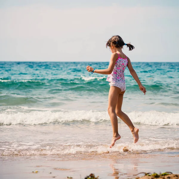 Jumping Young Girl Beach Portrait — 图库照片