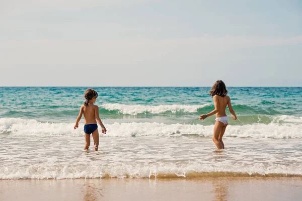 Fiatal Nővérek Portré Játszik Strandon — Stock Fotó