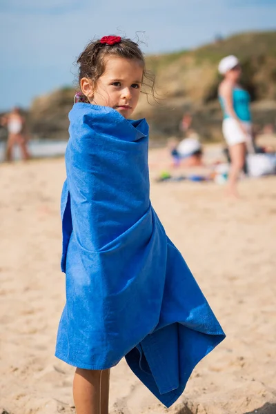 Portret Van Jong Meisje Het Strand Met Handdoek — Stockfoto