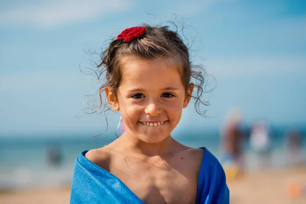 Lächelndes Porträt Eines Jungen Mädchens Strand Mit Handtuch — Stockfoto