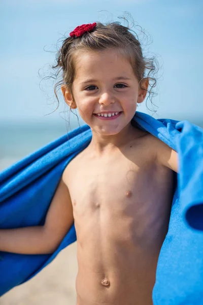 Portrait Souriant Jeune Fille Sur Plage Avec Serviette — Photo