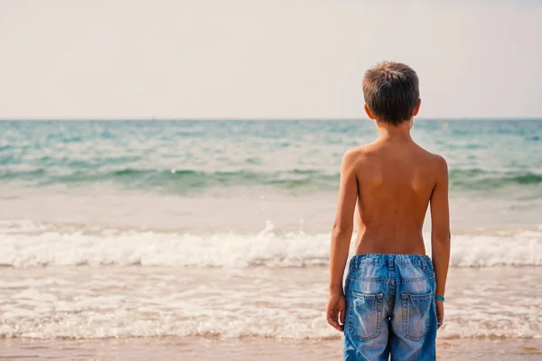 Jong Kind Portret Het Strand Kijken Naar Zee — Stockfoto