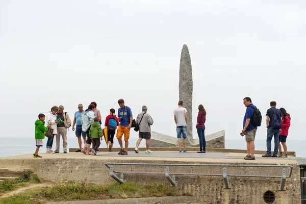 Omaha Beach Frankrijk Augustus 2014 Toeristen Een Bezoek Aan Monument — Stockfoto