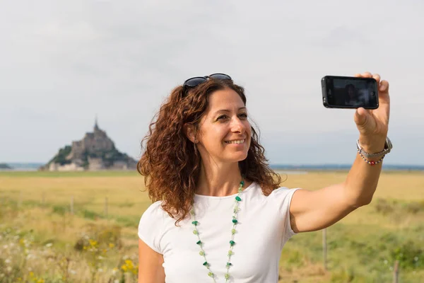 Χαμογελαστή Μεσήλικη Γυναίκα Που Βγάζει Selfie Κινητό Τηλέφωνο Στην Ύπαιθρο — Φωτογραφία Αρχείου