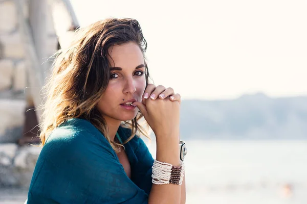 Retrato Íntimo Una Joven Posando Mar — Foto de Stock