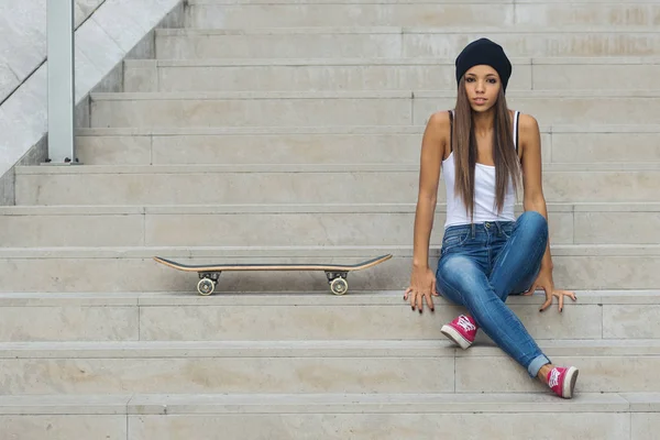 Kaykay portre ile genç merdivenlerden oturmak. — Stok fotoğraf