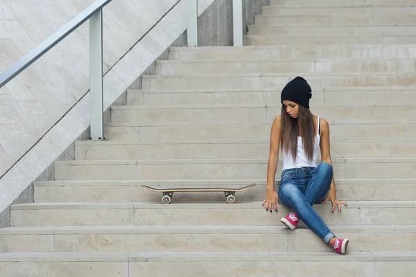 Adolescente con retrato de monopatín sentarse en las escaleras . —  Fotos de Stock