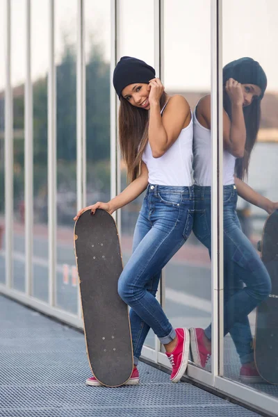 Adolescente con monopatín cuerpo completo retrato al aire libre . —  Fotos de Stock