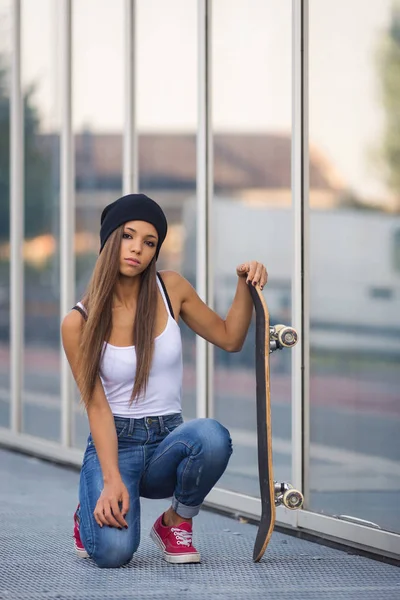 Teenager mit Skateboard Ganzkörperporträt im Freien. — Stockfoto