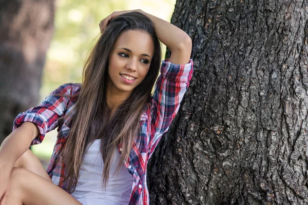 Glimlachend tiener portret buitenshuis in een park. — Stockfoto