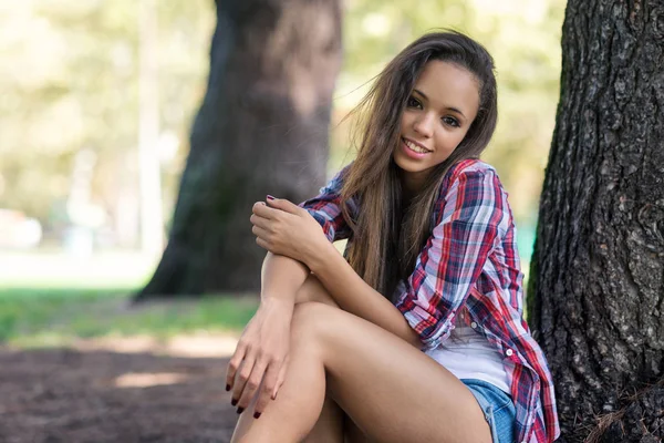 Smiling teenager portrait outdoors in a park. — Stock Photo, Image