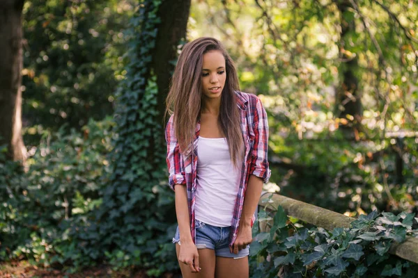 Pretty tonåring porträtt med naturlig grön häck bakgrund i — Stockfoto