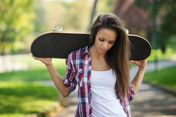 Tiener met skateboard portret buiten in het Park. — Stockfoto