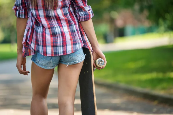 Gros Plan Adolescent Tenant Skateboard Extérieur Dans Parc — Photo