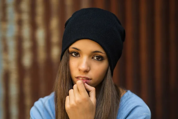 Retrato adolescente intenso contra a velha folha enferrujada grunge . — Fotografia de Stock