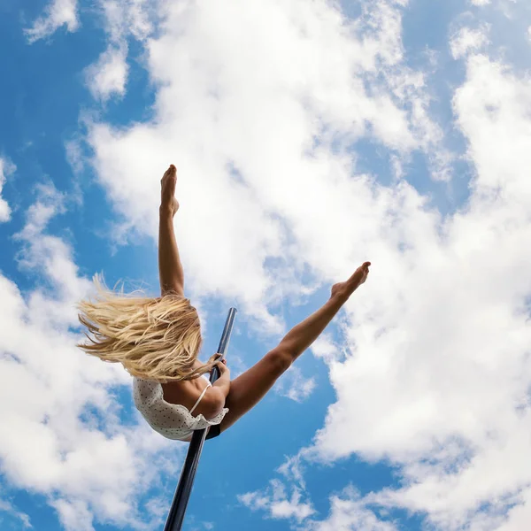 Atractiva Bailarina Polo Sexy Mujer Que Actúa Aire Libre Contra —  Fotos de Stock