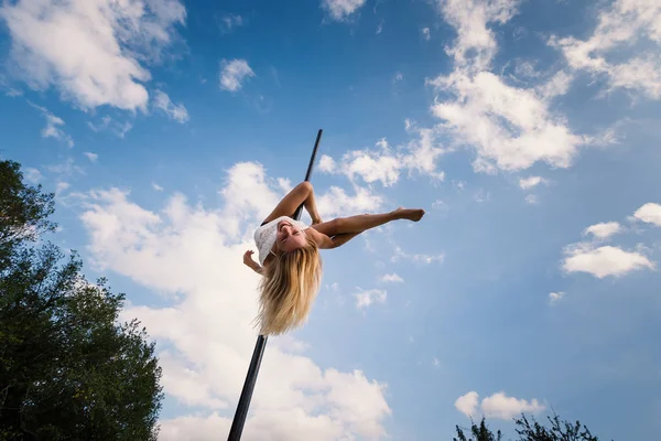 Aantrekkelijke Sexy Vrouw Pole Dancer Uitvoeren Buitenshuis Tegen Blauwe Bewolkte — Stockfoto