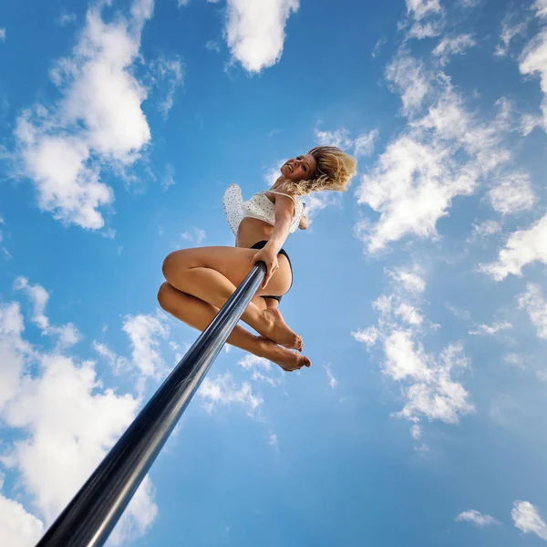 Attractive Sexy Woman Pole Dancer Performing Outdoors Blue Cloudy Sky — Stock Photo, Image