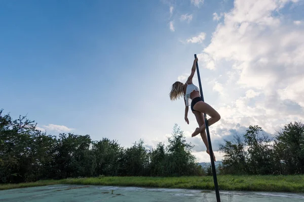 Silouette Vrouw Pole Dancer Uitvoeren Buitenshuis Tegen Blauwe Bewolkte Hemel — Stockfoto