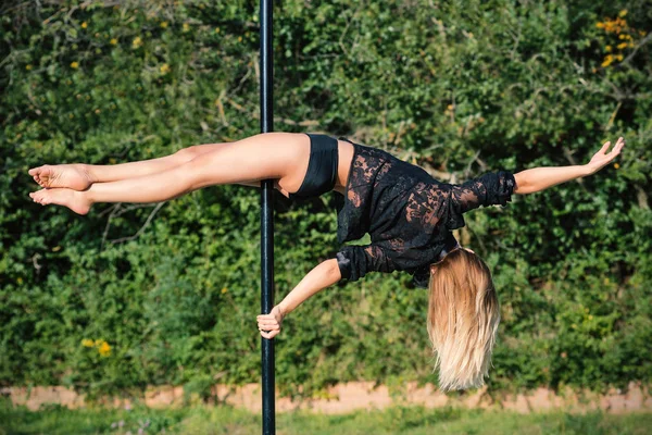 Mooie Vrouw Het Uitvoeren Van Pole Dance Buitenshuis Een Park — Stockfoto