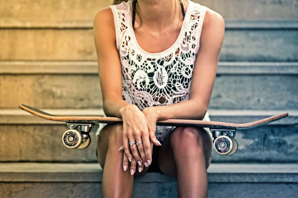 Tiener Met Skateboard Full Body Portret Zwart Wit Beeld — Stockfoto