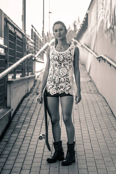 スケートボードのフルボディポートレートを持つティーンエイジャー 白黒画像 — ストック写真