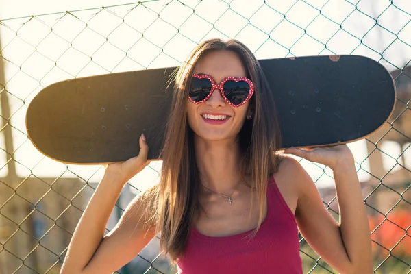 Adolescente Con Monopatín Cerca Retrato Calle Contra Malla Alambre — Foto de Stock