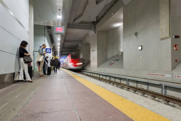 ボローニャ イタリア 9月17 2014 高速列車のための新しい駅の中に急いで人々 — ストック写真
