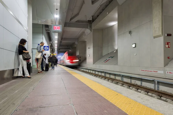 Bologna Italy September 2014 Orang Orang Bergegas Dalam Stasiun Baru — Stok Foto